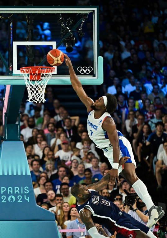 Le Français Guerschon Yabusele dunk au-dessus de l'Américain LeBron James en finale des Jeux olympiques 2024 à l'Arena de Bercy à Paris, le 10 août 2024.