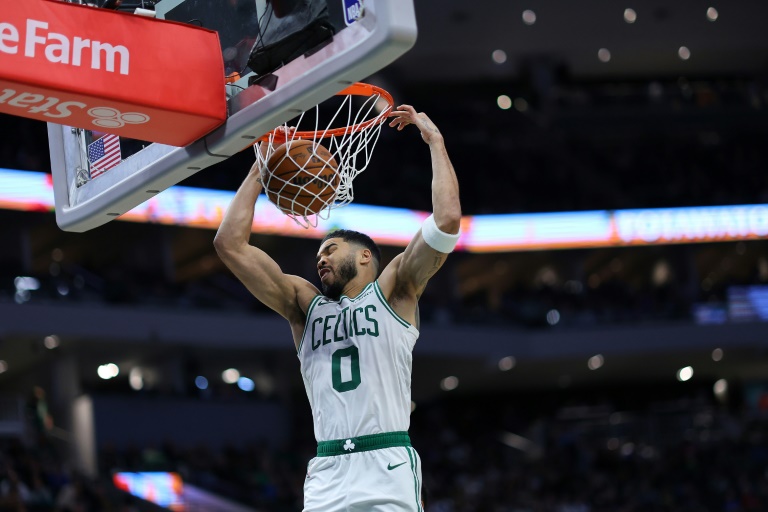 Jayson Tatum au dunk lors de la victoire des Boston Celtics sur le parquet des Milwaukee Bucks, le 10 novembre 2024