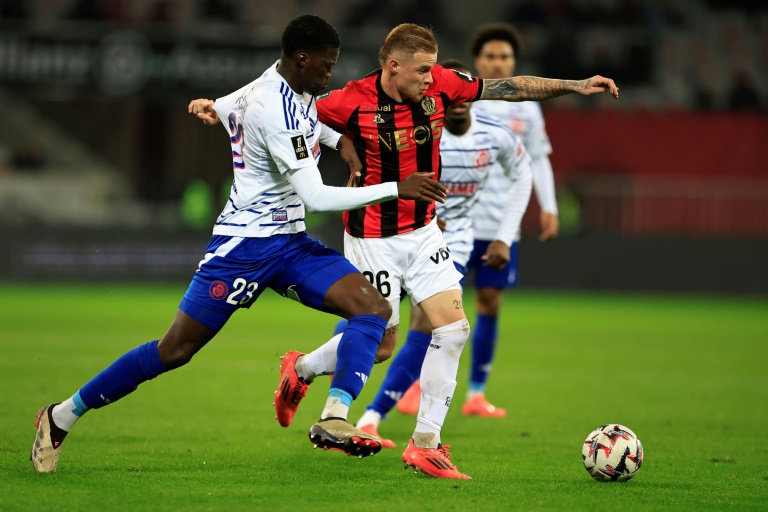 Melvin Bard, l'un des buteurs de l'OGC Nice lors du match de Ligue 1 contre Strasbourg le 24 novembre 2024 à l'Allianz Riviera à Nice