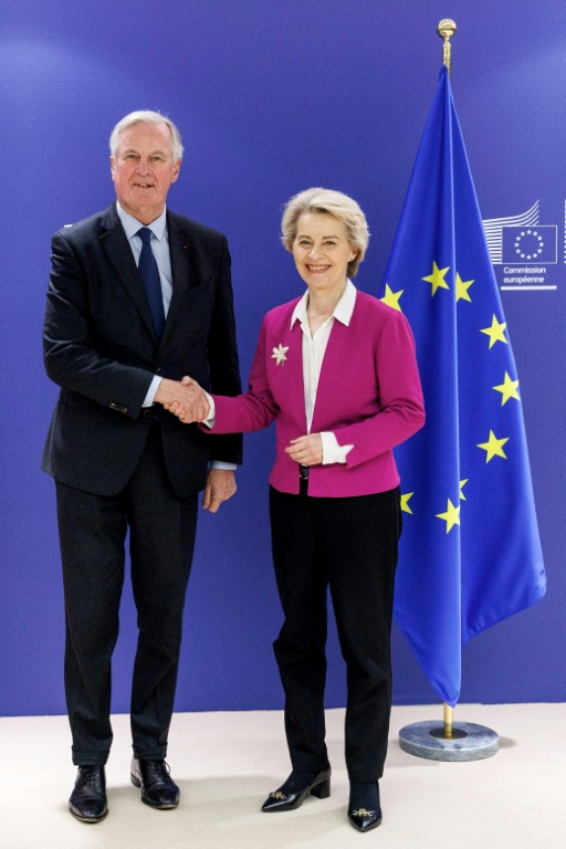 La présidente de la Commission européenne Ursula von der Leyen (D) et le Premier ministre français Michel Barnier, à Bruxelles le 13 novembre 2024