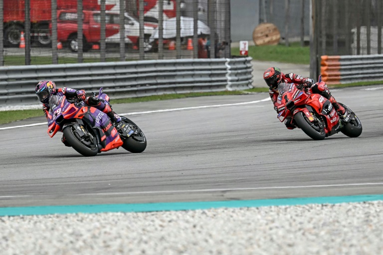 Le pilote espagnol Jorge Martin (Ducati-Pramac) à la lutte avec l'Italien Francesco Bagnaia (Ducati) (d), lors de la course sprint du Grand Prix de Malaisie de Moto GP, le 2 novembre 2024 à Sepang