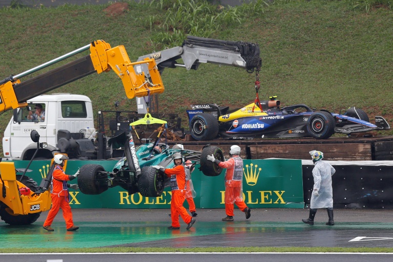 Les monoplaces accidentées de Lance Stroll (Aston Martin, au premier plan) et Franco Colapinto (Williams) lors des qualifications du GP du Brésil, le 3 novembre 2024 à Sao Paulo