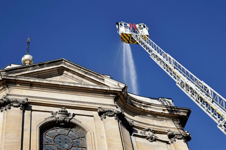 Des pompiers participent à un exercice d'incendie grandeur nature à la cathédrale Saint-Louis de Versailles, le 20 novembre 2024.