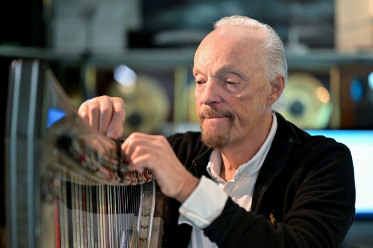 Le musicien breton Alan Stivell ajuste les cordes de sa harpe électro-acoustique chez lui à Betton, dans la banlieue de Rennes, le 24 octobre 2024