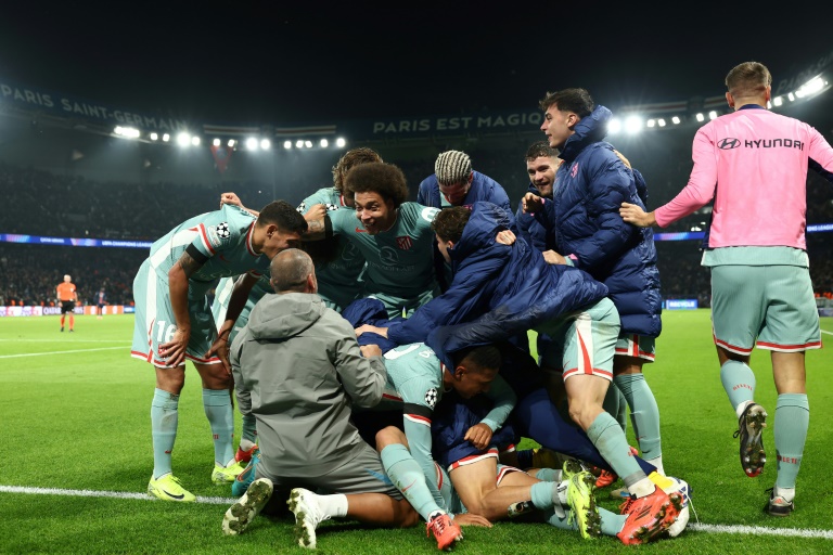 Les joueurs de l'Atletico célèbrent le but de la victoire, inscrit dans le temps additionnel mercredi contre le Paris SG au Parc des Princes.