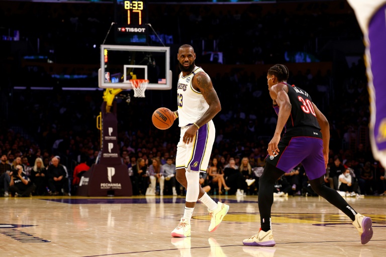 LeBron James (C) face à Ochai Agbaji (D) lors de la victoire des LA Lakers sur les Toronto Raptors, le 10 novembre 2024 à Los Angeles