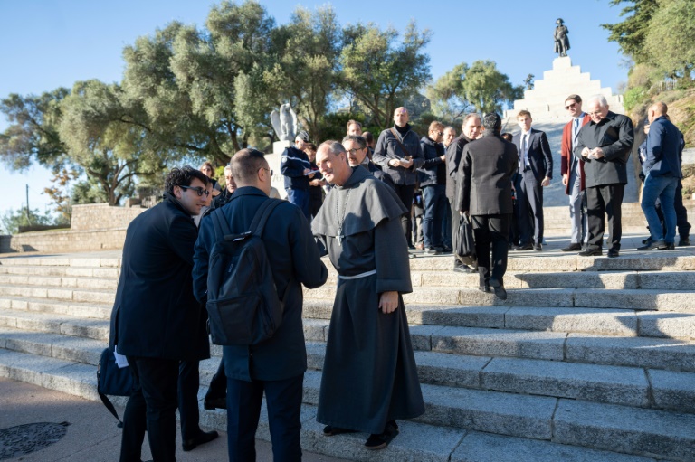 L'évêque d'Ajaccio, Mgr François-Xavier Bustillo, discute avec une délégation du Vatican le 15 novembre 2024 à Ajaccio, en vue d'une possible venue du Pape en Corse