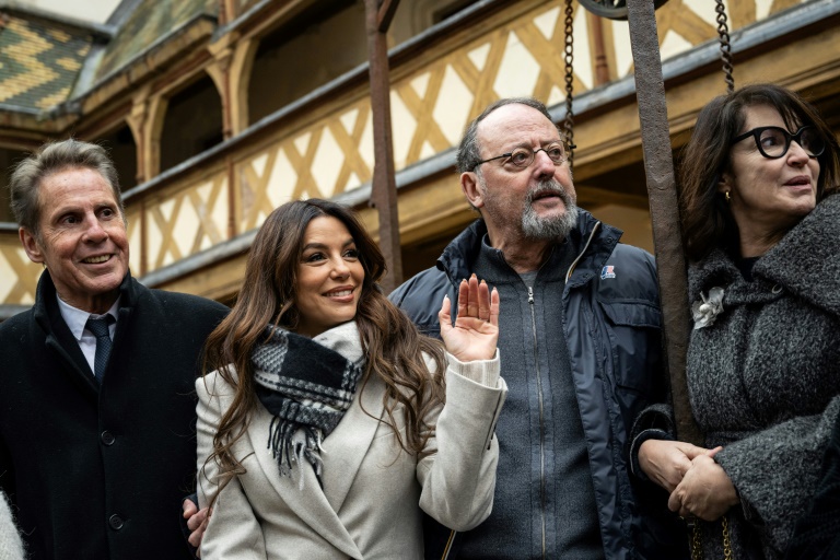 Les présidents de la 164e vente aux enchères des Hospices de Beaune : l'actrice américaine Eva Longoria, l'acteur français Jean Reno et l'actrice et réalisatrice française Zabou Breitman, avec l'adjoint au maire de Beaune Alain Suguenot (à gauche), le 17 novembre 2024