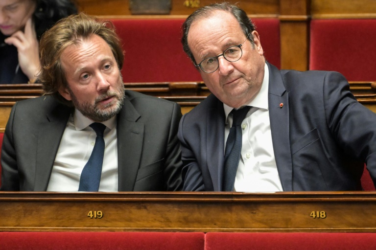 Les députés socialistes Boris Vallaud et François Hollande, le 26 novembre 2024 à l'Assemblée nationale à Paris