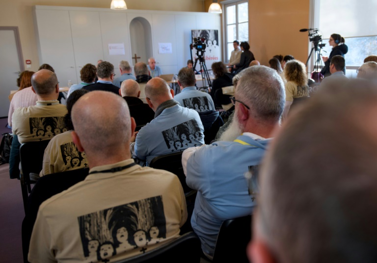 Des victimes en tant qu'enfants du père Bernard Tartu, portant un tee-shirt de l'association Voix libérées, assistent à une conférence de presse après la décision du Tribunal canonique, à la maison diocésaine de Tours, le 29 novembre 2024