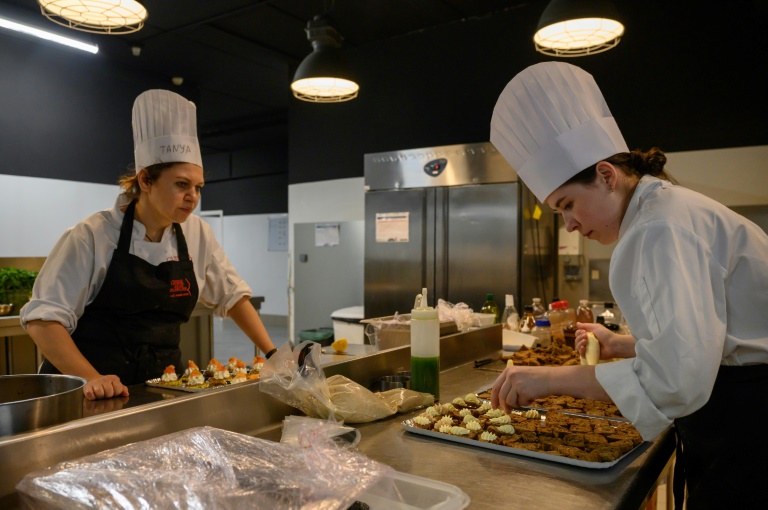 Des chefs stagiaires ukrainiens préparent des plats à l'issue d'un programme de formation en cuisine, le 12 novembre 2024 à Toulouse