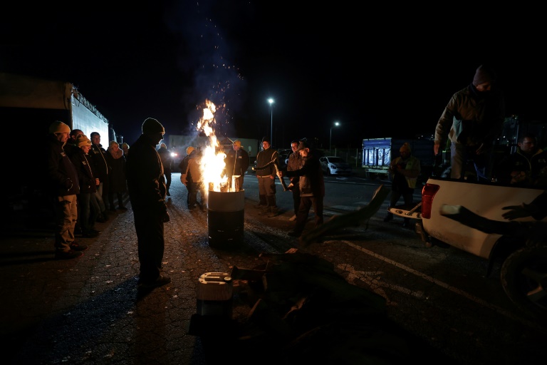 Des agriculteurs de la Coordination rurale bloquent un site de Danone, à Villecomtal-sur-Arros, le 26 novembre 2024 dans le Gers