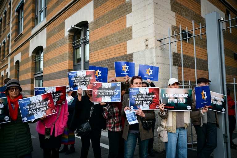 Des contre-manifestants pro-israéliens lors d'un rassemblement propalestinien contre la visite de la présidente de l'Assemblée nationale à l'Université Lyon 3, le 8 novembre 2024