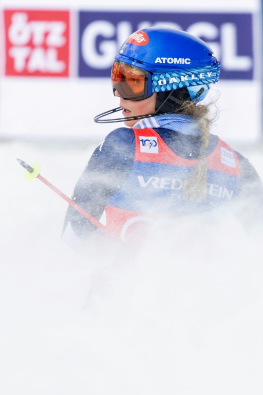 L'Américaine Mikaela Shiffrin après la deuxième manche du slalom féminin lors de l'étape de la Coupe du monde de ski alpin à Hochgurgl, en Autriche, le 23 novembre 2024