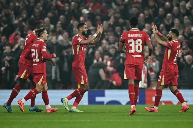 L'attaquant néerlandais de Liverpool Cody Gakpo célèbre le deuxième but de son équipe lors du match contre Bayer Leverkusen lors de la 4e journée de la Ligue des champions au stade à Liverpool, le 5 novembre 2024