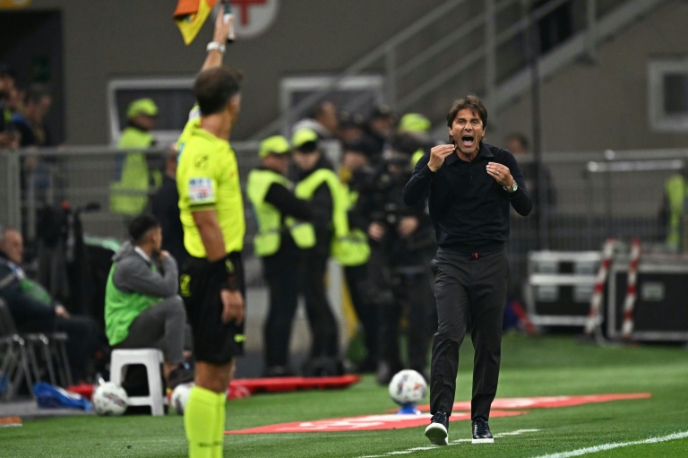 L'entraîneur de Naples Antonio Conte durant le match de Championnat d'Italie entre l'AC Milan et son équipe le 24 octobre 2024 à San Siro