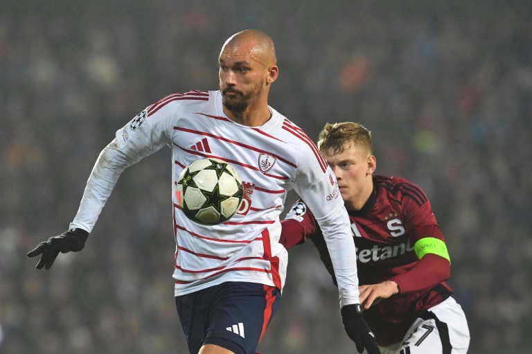 Le défenseur tchèque du Sparta Praha, Filip Panak (à droite), et l'attaquant français de Brest, Ludovic Ajorque (à gauche), se disputent le ballon lors du match opposant le Sparta Praha au Stade Brestois 29 (Brest) lors de la 4e journée de la Ligue des champions, à Prague, le 6 novembre 2024