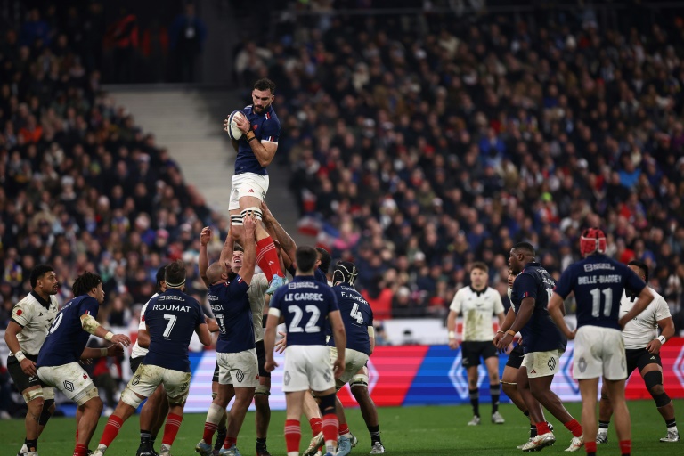 Le troisième ligne français Charles Ollivon (C) attrape le ballon lors du match entre la France et la Nouvelle-Zélande au Stade de France en tournée d'automne, le 16 novembre 2024