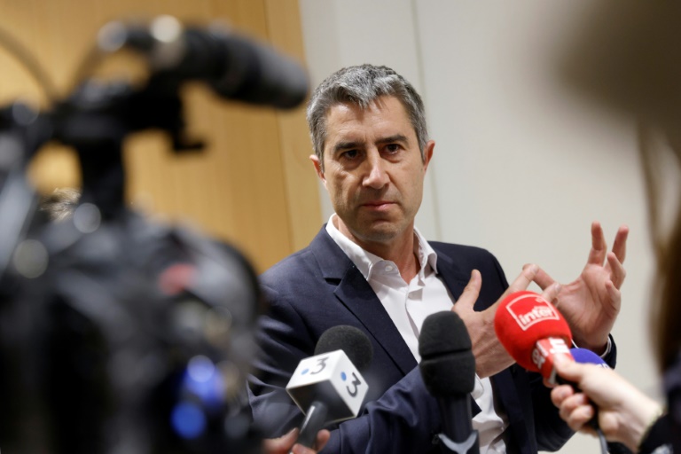 François Ruffin s'adresse à la presse à son arrivée au tribunal judiciaire de Paris pour l'ouverture du procès de Bernard Squarcini, le 13 novembre 2024