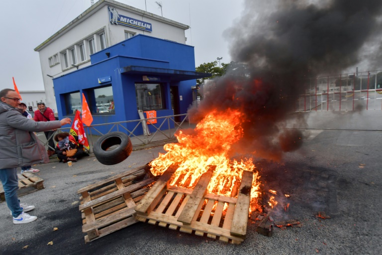 Des palettes en bois en feu devant le site de Michelin à Vannes (Morbihan) le 8 novembre 2024