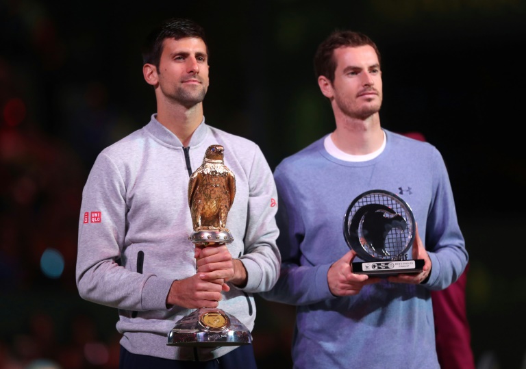 Le Serbe Novak Djokovic (g.) pose avec le trophée du vainqueur après avoir battu le Britannique Andy Murray lors de la finale du tournoi de Doha, au Qatar, le 7 janvier 2017