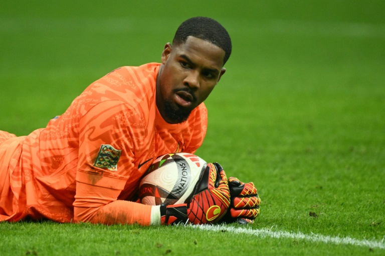 Mike Maignan avec le ballon après un arrêt lors d'Italie-France, à Milan, le 17 novembre 2024