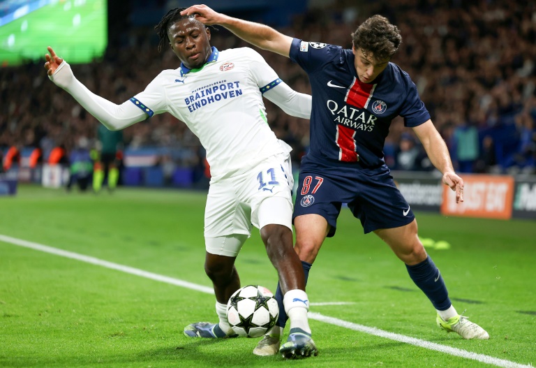 Le milieu de terrain portugais du Paris Saint-Germain Joao Neves (à droite) aux prises avec le Belge Johan Bakayoko du PSV Eindhoven lors du match de Ligue des champions entre les deux équipes le 22 octobre au Parc des Princes.