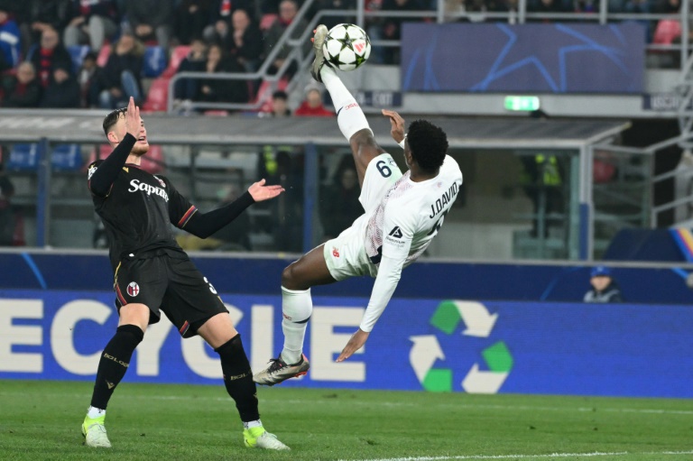 Le Canadien du LOSC l'attaquant Jonathan David tente un ciseau lors du match de C1 contre Bologne le 27 novembre 2024 dans le stade Renato Dall'Ara en Italie