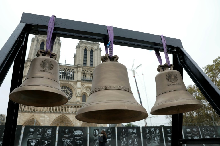 Trois des huit cloches de Notre-Dame exposées sur le parvis de la cathédrale avant d'être réinstallées, le 7 novembre 2024 à Paris