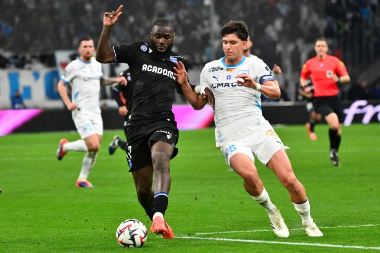 Le défenseur argentin et capitaine de l'OM Leonardo Balerdi à la lutte avec l'attaquant de l'AJ Auxerre Lassine Sinayoko, le 8 novembre 2024 au stade Vélodrome