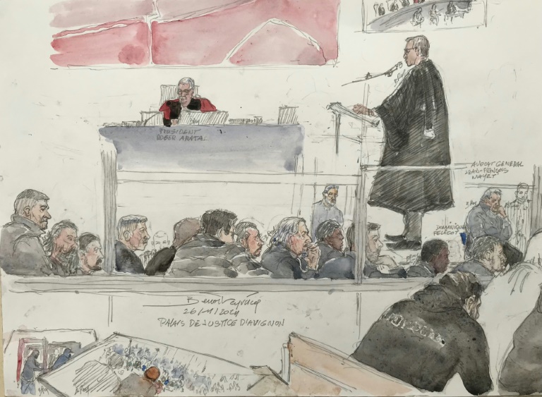 Croquis d'audience réalisé le 26 novembre 2024 montrant le président de la cour criminelle de Vaucluse Roger Arata (en haut au centre) et l'avocat général  Jean-Francois Mayet (d) pendant le procès de viols de Mazan