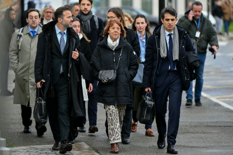 Gisèle Pelicot (c) arrive avec ses avocats Antoine Camus (g) et Stephane Babonneau (d) au tribunal d'Avignon, le 20 novembre 2024