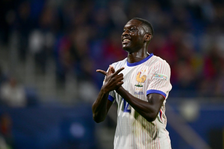 L'attaquant français  Randal Kolo Muani célèbre après avoir marqué le premier but de la France lors du match entre la France et la Belgique au Parc Olympique Lyonnais à Lyon le 9 septembre 2024