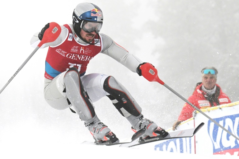 Marcel Hirscher, qui skie désormais pour la fédération néerlandaise, malmené dans la première manche du slalom de Levi, en Finlande, le 17 novembre 2024. L'octuple vainqueur du gros globe de cristal, de retour à la compétition après cinq ans d'absence, ne s'est pas qualifié pour la seconde manche