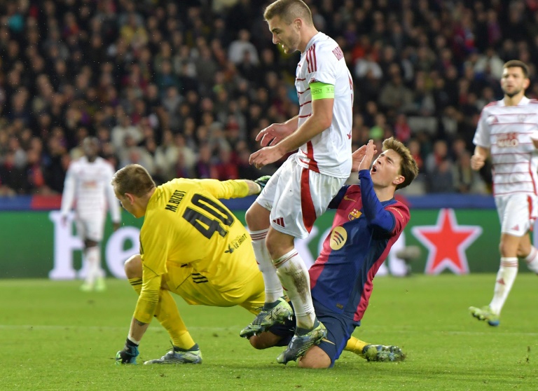 Marco Bizot et Brendan Chardonnet, gardien et défenseur de Brest, devant le milieu de terrain de Barcelone Pablo Torre, en Ligue des champions le 26 novembre 2024 à Barcelone