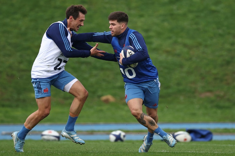 Le demi de mêlée Baptiste Serin (à gauche) et le demi d'ouverture Matthieu Jalibert se font face lors d'un entraînement des Bleus à Marcoussis près de Paris le 6 novembre 2024 en France