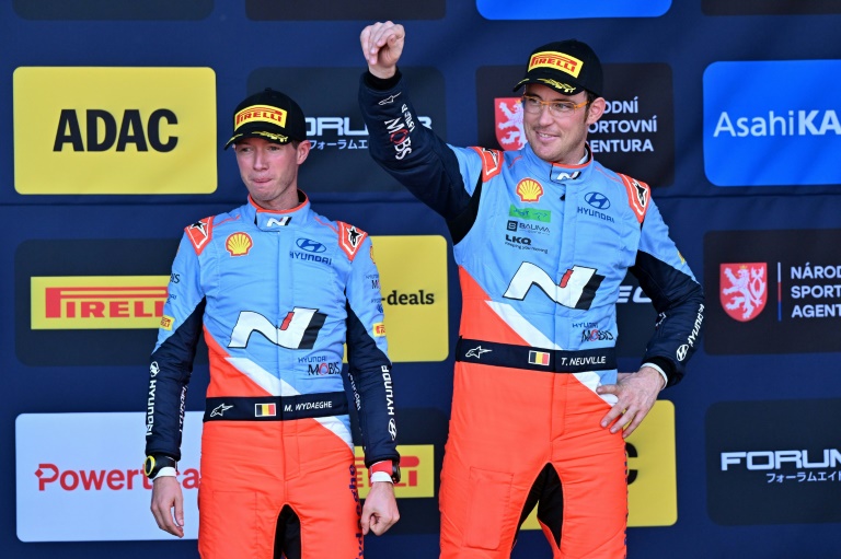 Thierry Neuville, à droite, et son copilote Martijn Wydaeghe sur le podium du rallye d'Europe centrale à Passau, le 20 octobre 2024