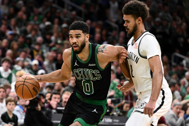 Jayson Tatum, des Boston Celtics, protège son ballon devant Cameron Johnson, des Brooklyn Nets, pendant le match de NBA entre les deux équipes le 8 novembre 2024 au TD Garden de Boston, Massachusetts