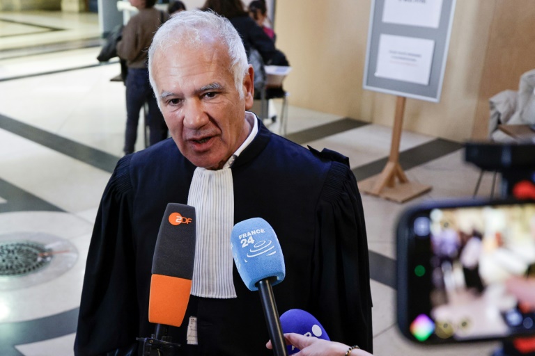 L'avocat Antoine Casubolo Ferro devant la salle où se déroule le procès de l'affaire Samuel Paty, au palais de justice de Paris, le 4 novembre 2024