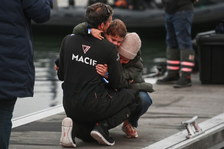 Le skipper français Charlie Dalin embrasse sa famille sur le ponton avant de prendre le départ de la 10e édition du Vendée Globe, le 10 novembre 2024