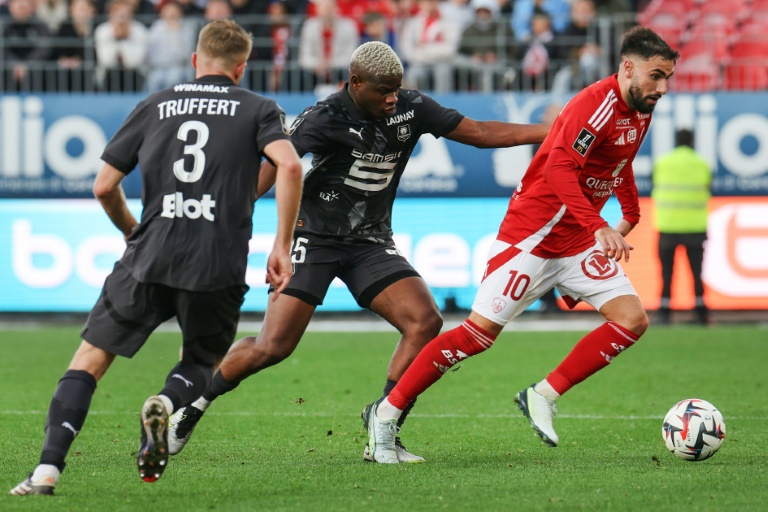 L'attaquant de Brest Romain Del Castillo (d) au cours du match de Ligue 1 contre Rennes le 19 octobre 2024 au stade Francis-Le Blé à Brest