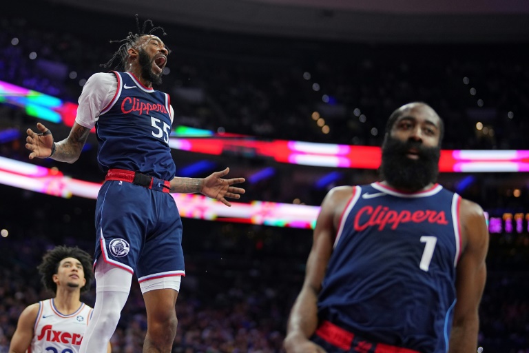 Derrick Jones Jr. (#55), tout juste auteur d'un dunk, et James Harden, lors de la victoire des LA Clippers sur le terrain des Sixers de Philadelphie, le 24 novembre 2024, en saison régulière de NBA