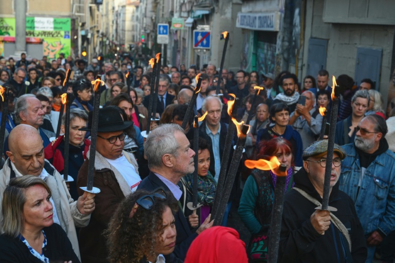 Des participants à une marche, le 5 novembre 2024 à Marseille, en hommage aux victimes qui ont perdu la vie le 5 novembre 2018 dans l'effondrement de deux immeubles de la rue d'Aubagne