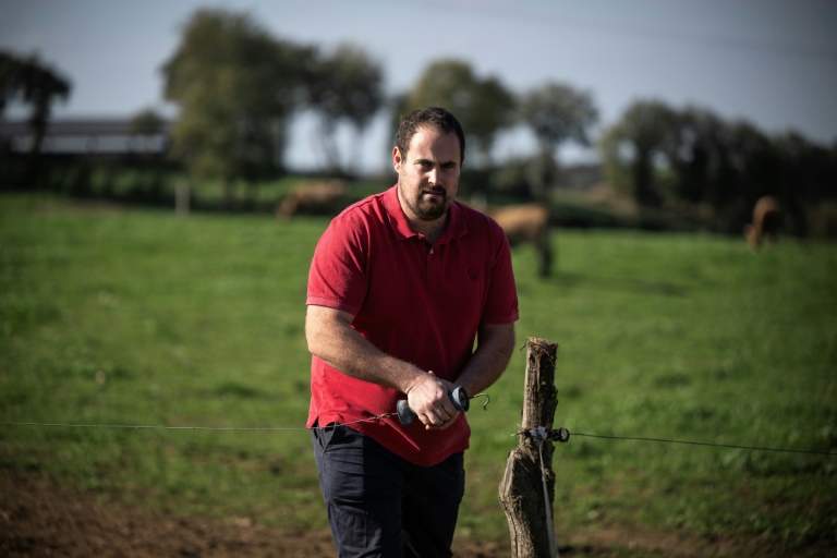 Kévin Bleys, éleveur de vaches Aubrac à Saint-Cirgue dans le Tarn, le 8 novembre 2024