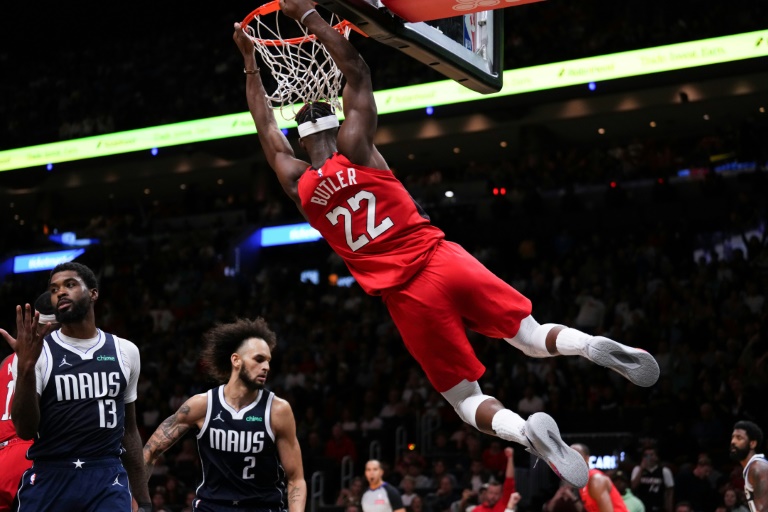 Jimmy Butler, du Heat, au dunk lors de la victoire contre les Dallas Mavericks, en saison régulière de NBA, le 24 novembre 2024 à Miami