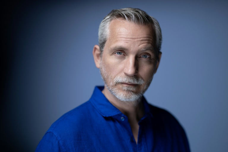 L'écrivain et scénariste français Olivier Norek pose lors d'une séance photo à Paris, le 12 juillet 2024