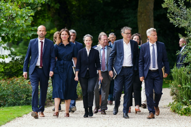 Les leaders du Nouveau Front populaire, entourant Lucie Castets, arrivent le 23 août 2024 au palais de l'Elysée à Paris