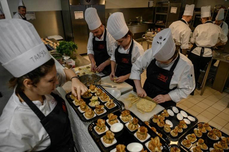 Des chefs stagiaires ukrainiens préparent des plats à l'issue d'un programme de formation en cuisine, le 12 novembre 2024 à Toulouse