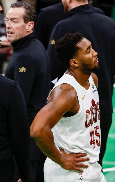 L'arrière des Cleveland Cavaliers Donovan Mitchell (d.) et son entraîneur Kenny Atksinson (g.) lors d'un match de NBA contre les Celtics, à Boston, le 19 novembre 2024