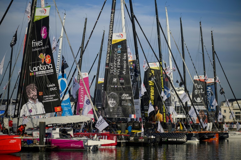 Des visiteurs sur le site de départ de la 10e édition du Vendée Globe, course à la voile en monocoque autour du monde, le 4 novembre 2024 aux Sables d'Olonne, en Vendée